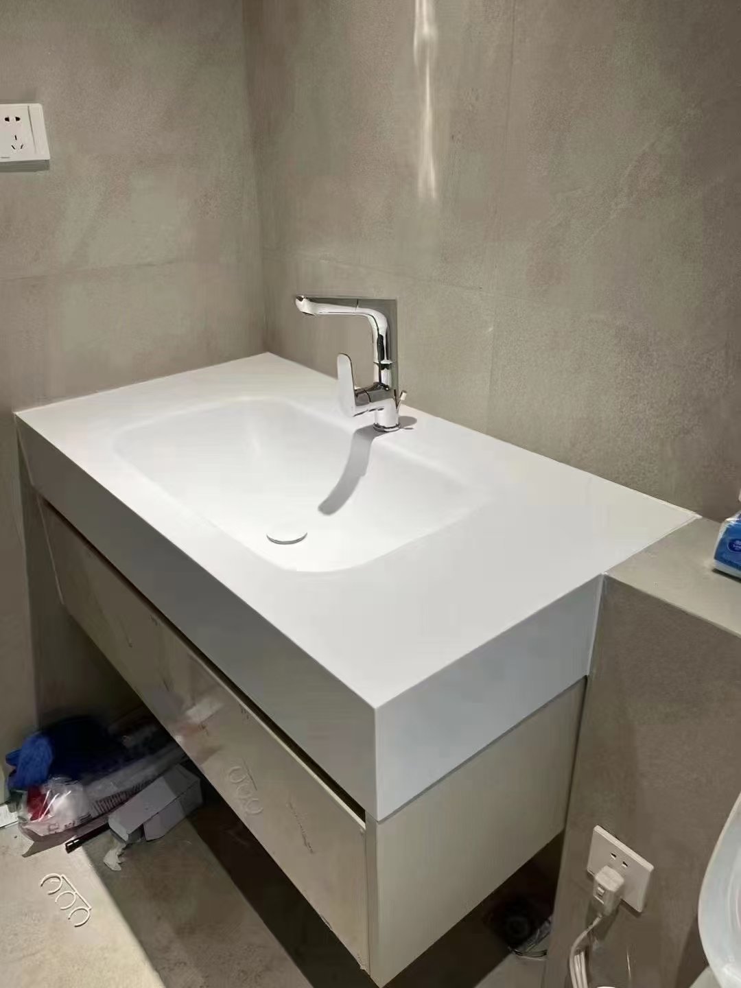 CUSTOM-MADE BATHROOM FIXTURES WITH HOT-PRESSED EDGES