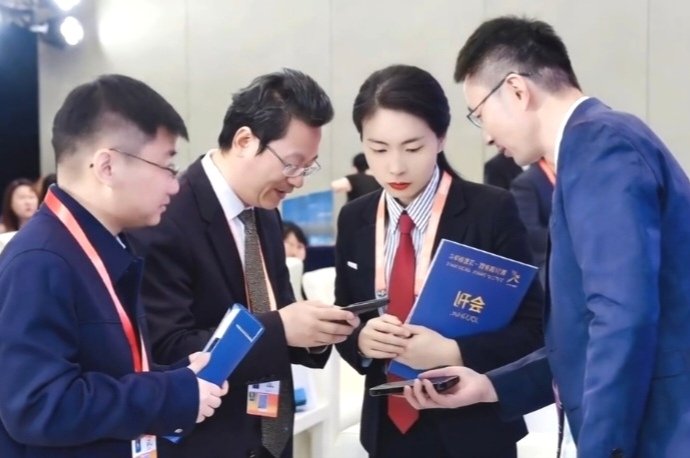 Luo Qing Leads Business Negotiations at Industry Trade Fair